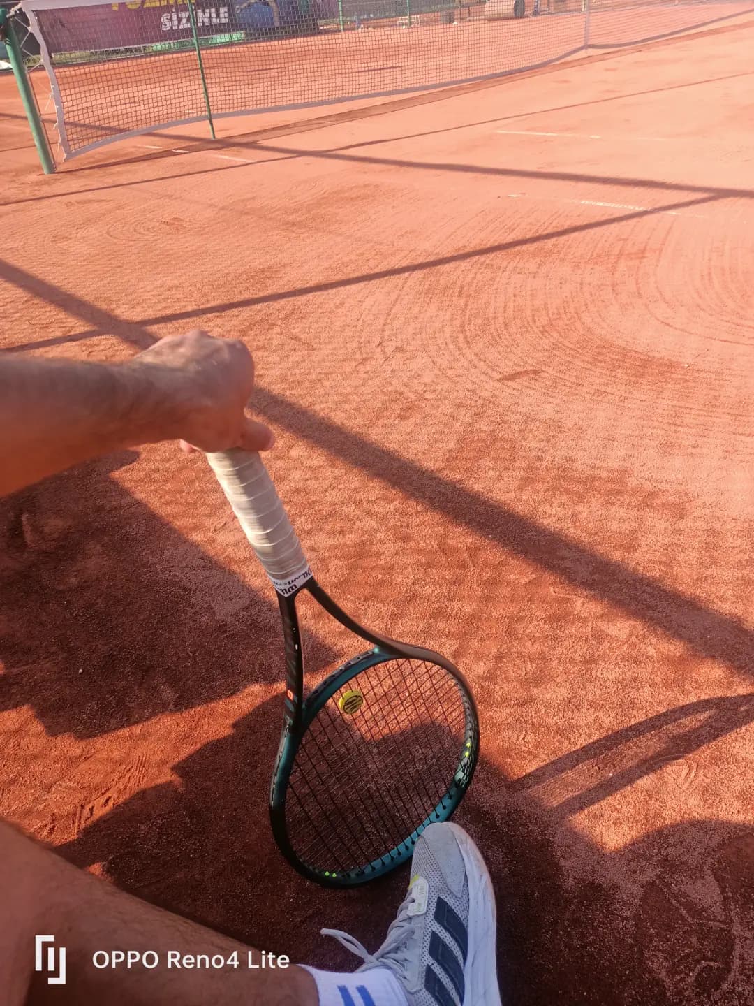 Ücretsiz tenis dersi raket ve top mevcuttur