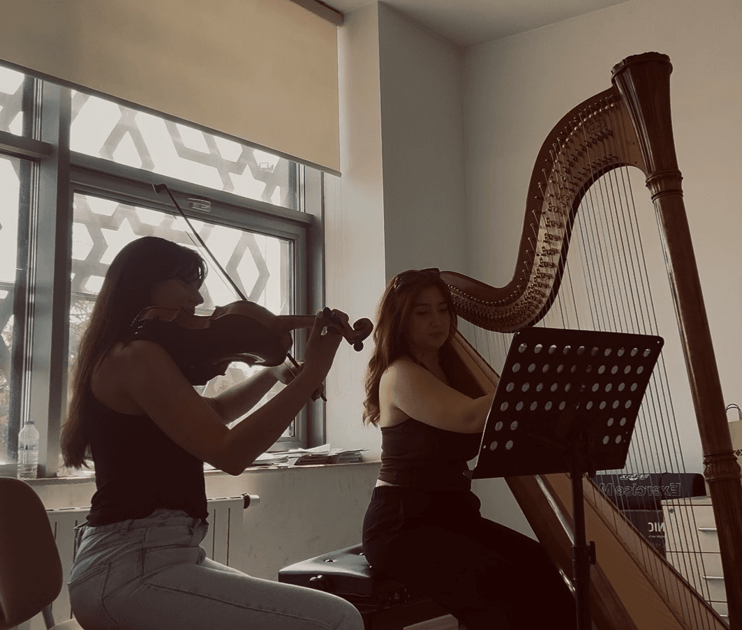 Müzisyeniz, arp ve keman ikilisi olarak sahne almaktayız.